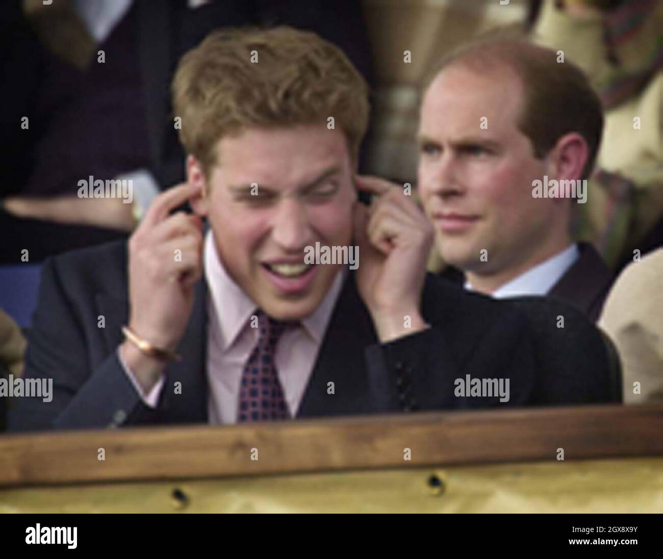 Il principe Guglielmo protegge le orecchie dal rumore del "Party at the Palace" nei giardini di Buckingham Palace, Londra lunedì 3 giugno 2002, mentre suo zio, il Conte di Wessex ascolta il secondo concerto per commemorare il Giubileo d'Oro della Regina. Foto. Anwar Hussein Foto Stock