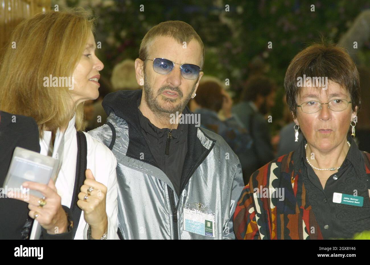 Ringo Starr e la moglie Barbara Bach al RHS Chelsea Flower show 2003, Londra. Mezza lunghezza. Â Jean/allaction.co.uk Foto Stock