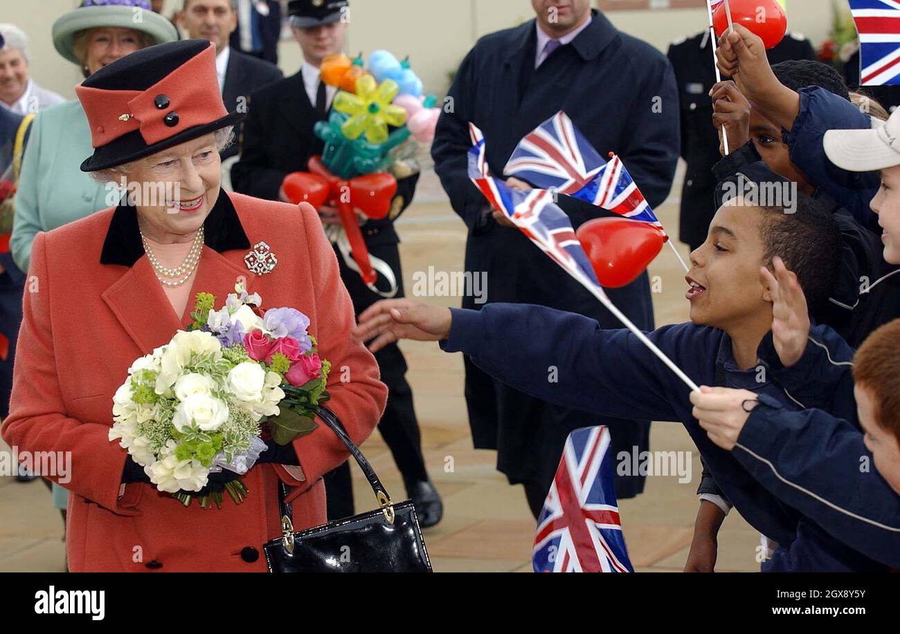 La Regina durante una passeggiata al Millennium Galleries e Winter Garden Complex nel centro di Sheffield, mezza lunghezza, pubblico, cappello, Royals, union jack Â©Anwar Hussein/allaction.co.uk Foto Stock