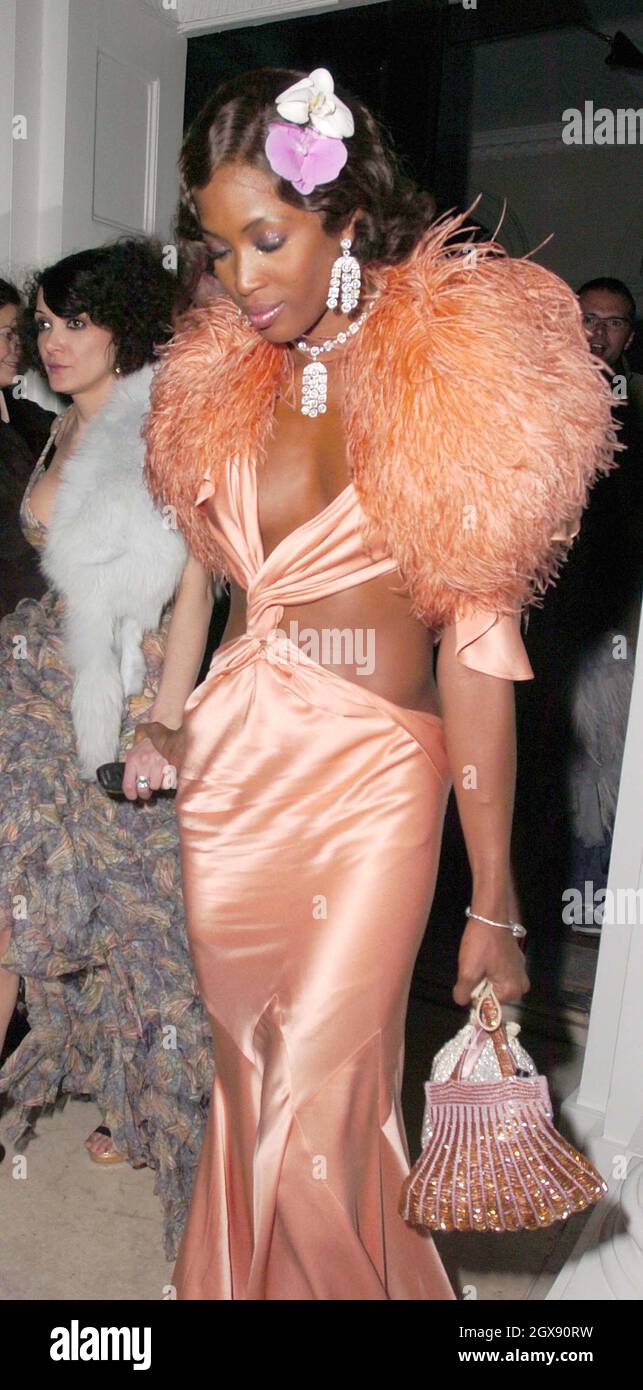 Naomi Campbell arriva a Claridges per il trentesimo compleanno di Kate Moss. Il partito stellato, con un tema basato sul popolare romanzo di F Scott Fitzgerald, The Beautiful and the Damned, si è trasferito alla casa del regista Sam Taylor-Wood. Foto Stock