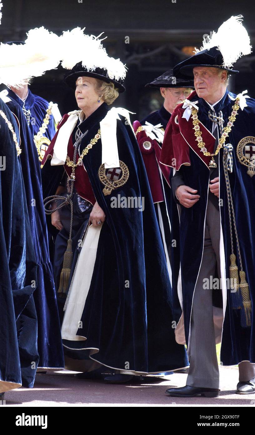 La regina Beatrice dei Paesi Bassi e il re Juan Carlos di Spagna, indossando abiti cerimoniali, partecipano all'Ordine del Garter, a Windsor. Intera lunghezza, royalty. Foto Stock