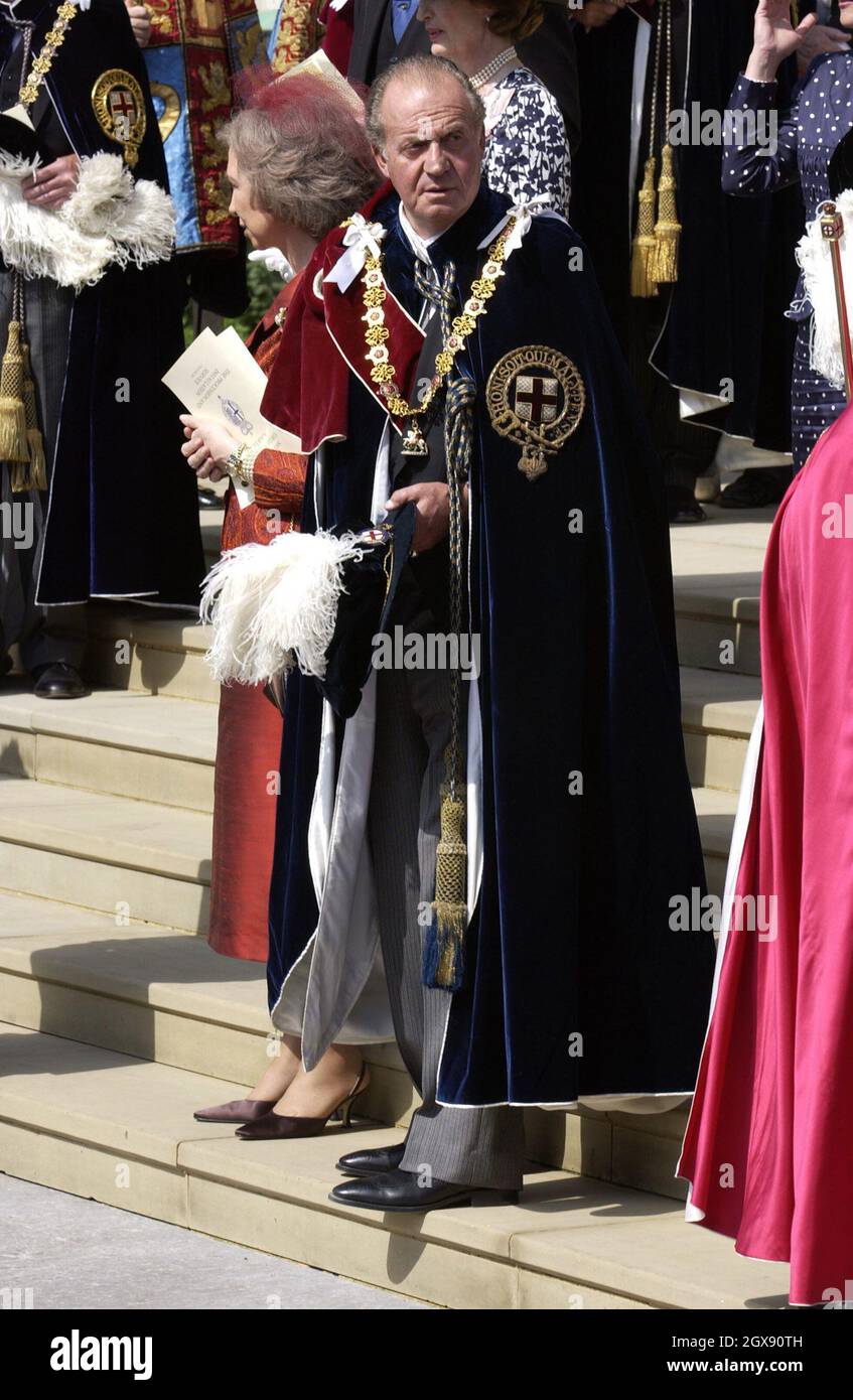 La regina Sophia e il re Juan Carlos di Spagna, indossando abiti cerimoniali, assiste l'Ordine del Garter, a Windsor. Intera lunghezza, coppie, royalty. Foto Stock