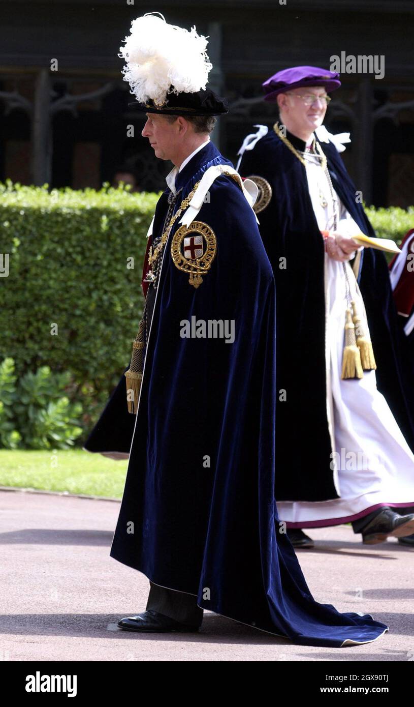 Il principe Carlo in abiti cerimoniali partecipa alla cerimonia dell'Ordine della Garter a Windsor. Royalty, lunghezza intera. Foto Stock