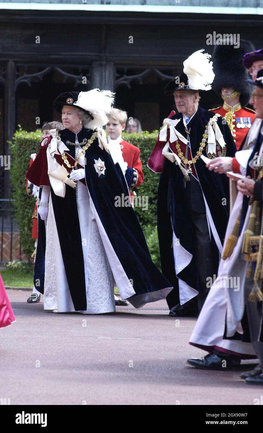 La regina Elisabetta II e il principe Filippo in abiti cerimoniali, partecipano alla cerimonia dell'Ordine della Garter a Windsor. Intera lunghezza, royalty. Foto Stock
