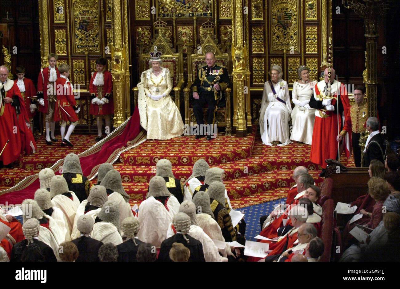 Sua Maestà la Regina e il Duca di Edimburgo, il Principe Filippo, all'apertura di Stato del Parlamento a Westminster gv. General view. royal. Foto Stock