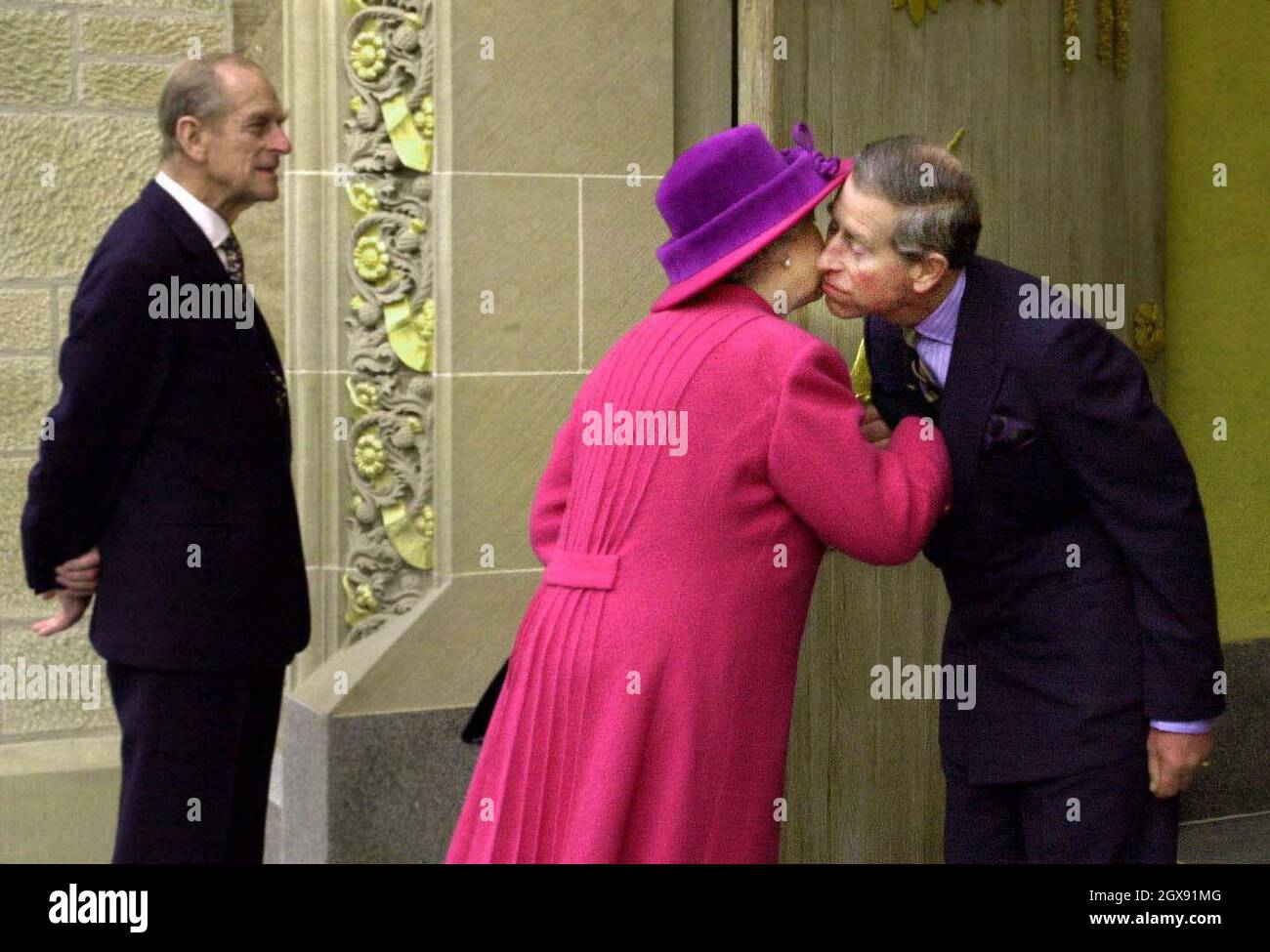 Il principe Carlo saluta la regina alla porta della galleria della regina a Holyroodhouse di Edimburgo mentre il duca di Edimburgo guarda sopra. La galleria d'arte è stata aperta formalmente oggi. Mezza lunghezza. royal. hat. Foto Stock