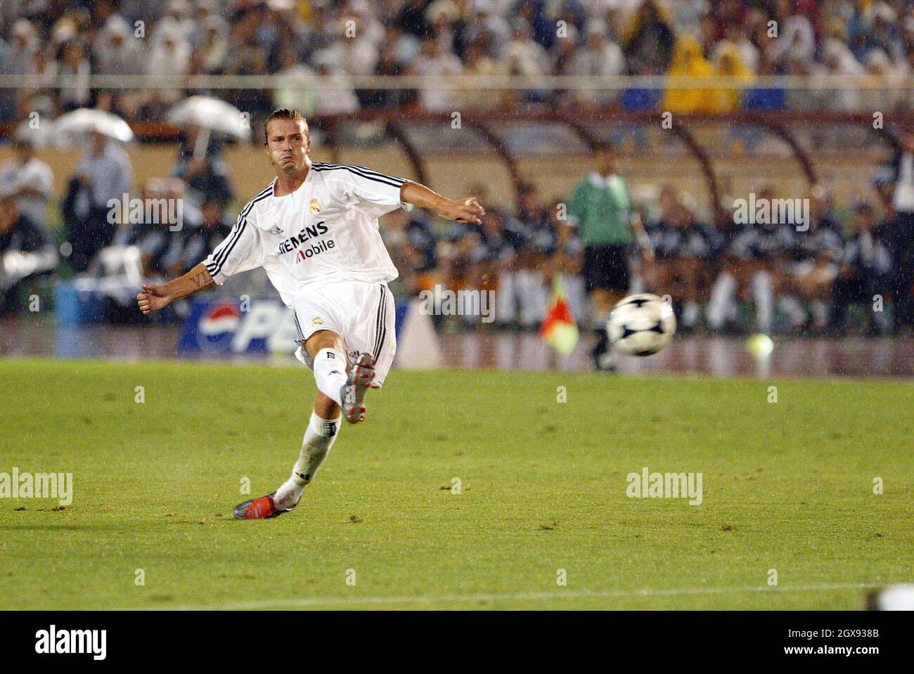 David Beckham gioca per il Real Madrid durante una partita espositiva contro il FC Tokyo allo stadio nazionale di Tokyo. Beckham ha segnato il suo primo gol per il club come Real cruise a 3-0 vincere. Foto Stock