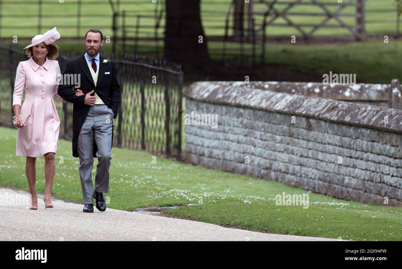 Carole Middleton e James Middleton arrivano per le nozze di Pippa Middleton e James Matthews alla St Mark's Church, Englefield Green Foto Stock