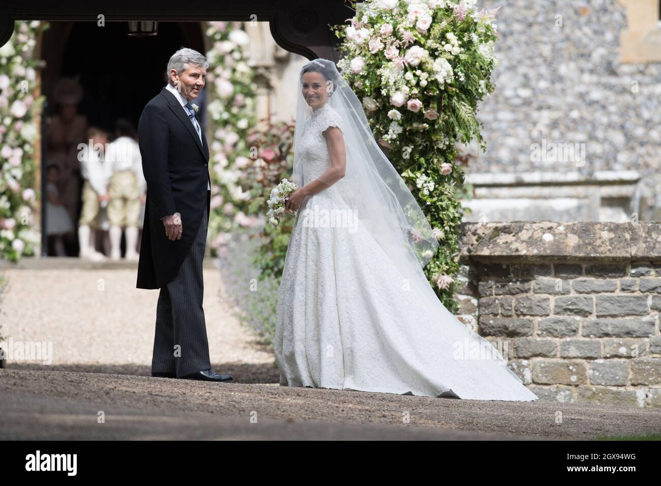 Pippa Middleton arriva con suo padre Michael Middleton per il suo matrimonio a James Matthews presso la St Mark's Church, Englefield Green Foto Stock