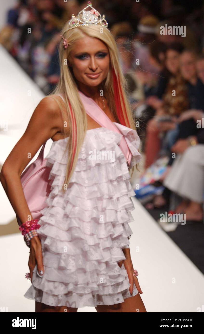 Paris Hilton modella per il Salone della Moda Heatherette di Los Angeles. Foto Stock