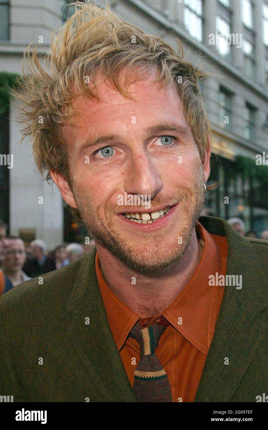 Paul Kaye arriva per la prima del film di 'BLACKBALL' in Leicester Square. Foto Stock