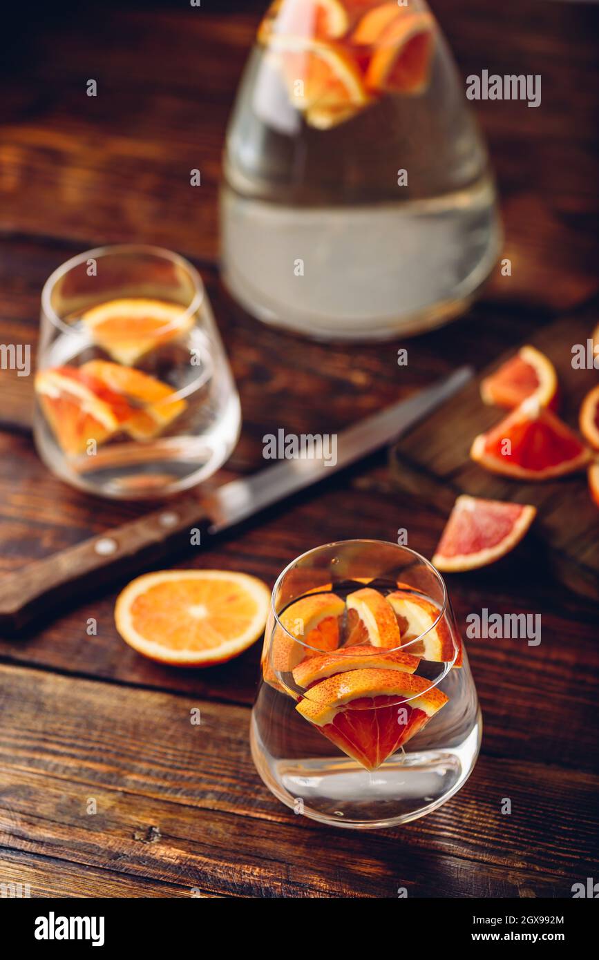 Detox acqua con arance sanguigne nel bicchiere Foto Stock