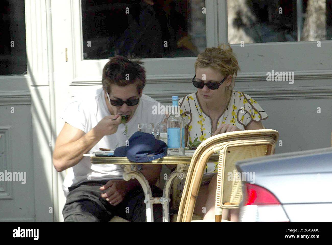 Kirsten Dunst e il ragazzo Jake Gyllenhaal fuori a Londra ovest. La coppia di hollywood sedette fuori da un ristorante locale per il pranzo. Foto Stock