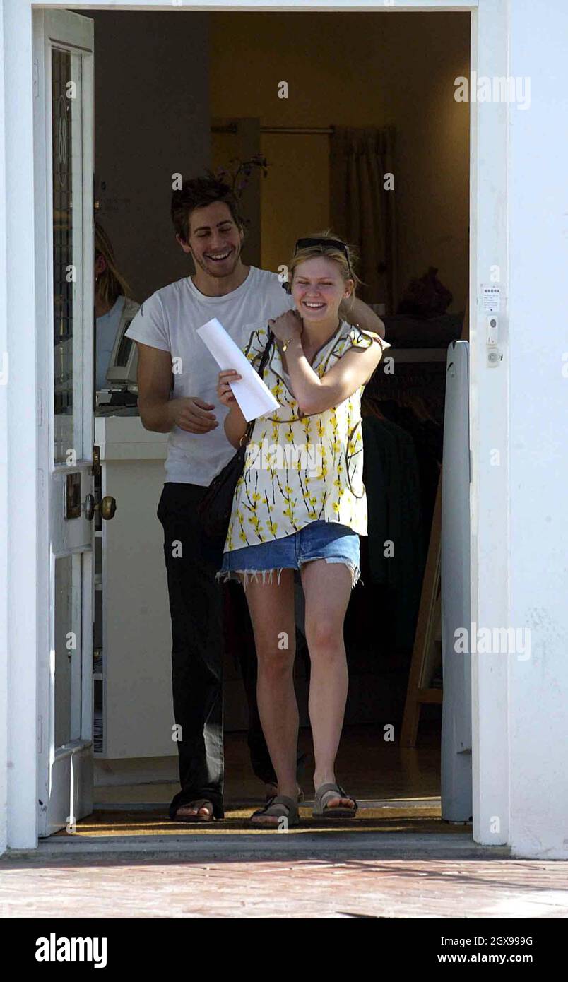 Kirsten Dunst e il ragazzo Jake Gyllenhaal fuori a Londra ovest. La coppia di hollywood sedette fuori da un ristorante locale per il pranzo. Foto Stock