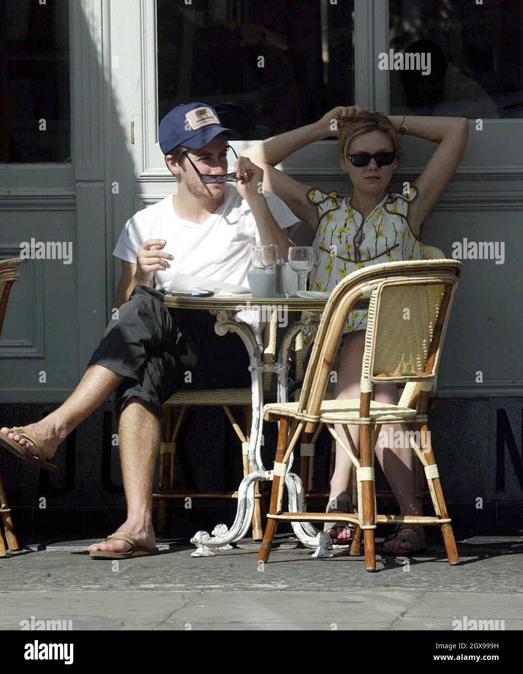 Kirsten Dunst e il ragazzo Jake Gyllenhaal fuori a Londra ovest. La coppia di hollywood sedette fuori da un ristorante locale per il pranzo. Foto Stock