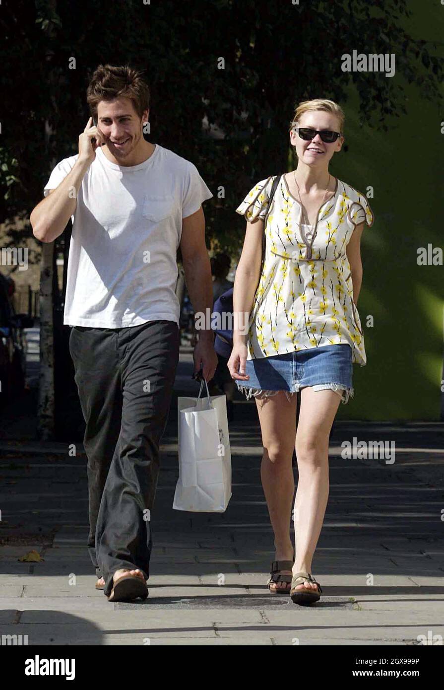 Kirsten Dunst e il ragazzo Jake Gyllenhaal fuori a Londra ovest. La coppia di hollywood sedette fuori da un ristorante locale per il pranzo. Foto Stock