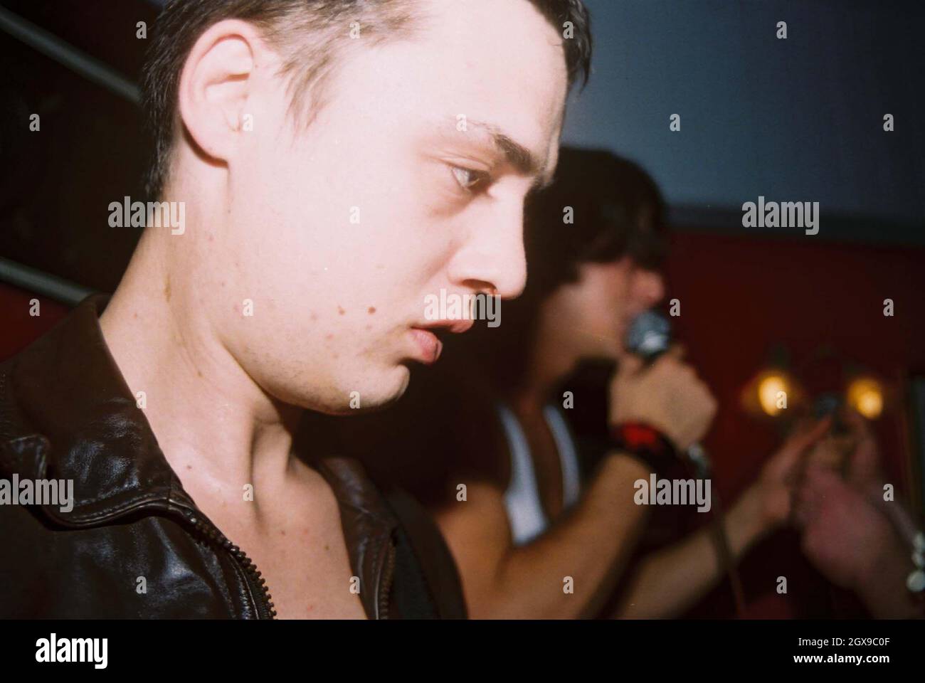 I Libertines, riuniti con il cantante Pete Doherty dopo il suo recente rilascio dalla prigione, suonano un concerto a sorpresa al pub Duke of Clarence di Islington, Londra. Foto Stock