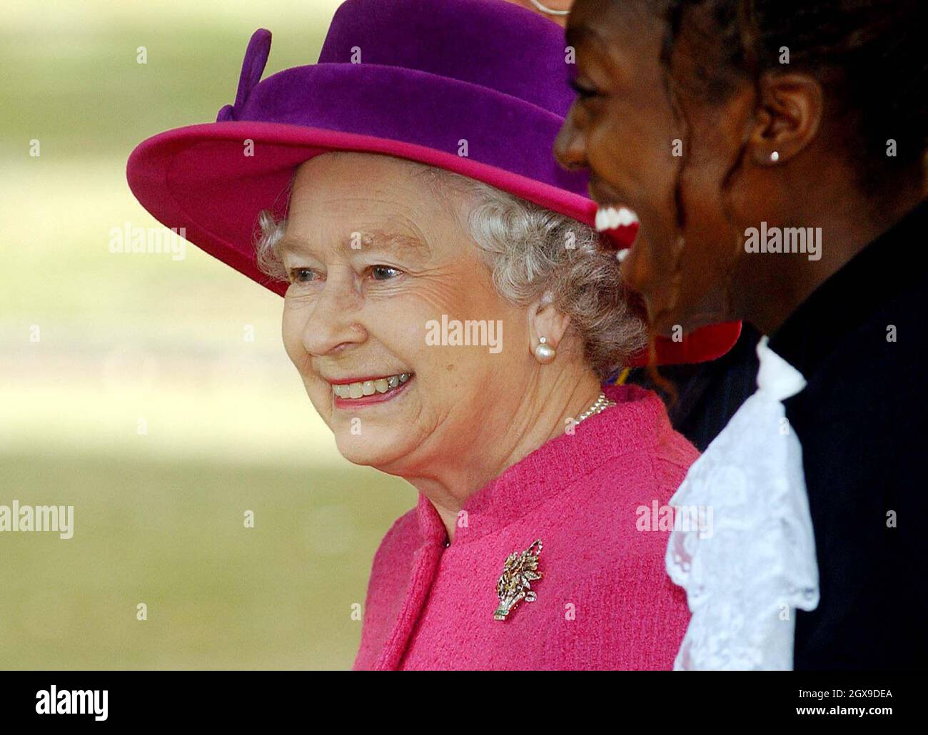 La regina Elisabetta II durante una visita con il duca di Edimburgo a Horsham nel Sussex occidentale. La Regina ha svelato una scultura meridiana per segnare la riapertura di un centro commerciale rinnovato. Â Anwar Hussein/allactiondigital.com Foto Stock