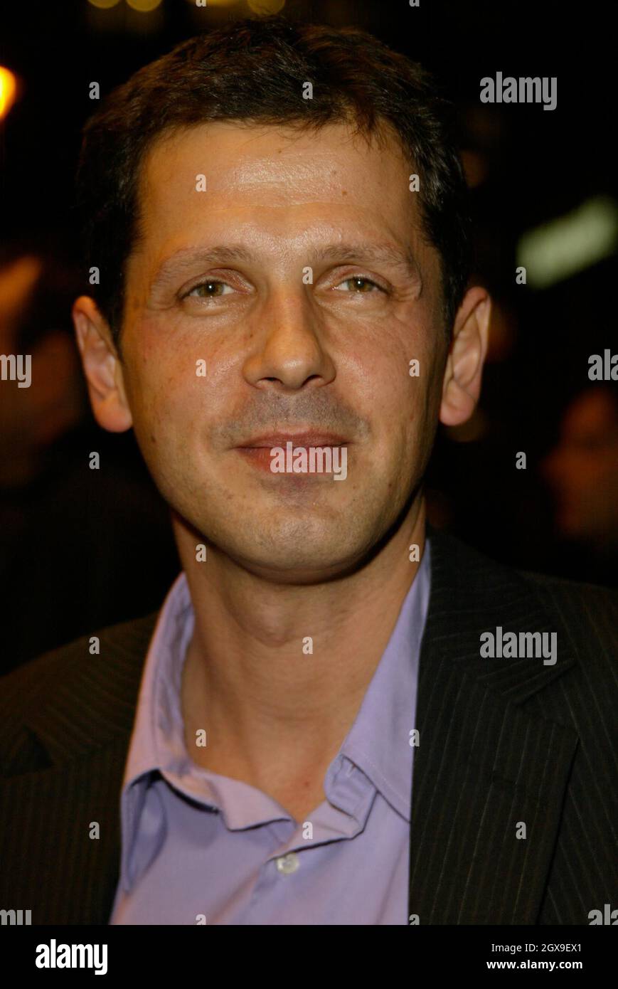 Direttore Peter Webber al Times Gala Screening del film Girl with A Peal Earring. Il film si basa su un libro di Tracey Chevalier che ha scritto una storia sulla pittura più amata di Vermeer. Foto Stock Direttore Peter Webber al Times Gala Screening del film Girl with A Peal Earring. Il film si basa su un libro di Tracey Chevalier che ha scritto una storia sulla pittura più amata di Vermeer. Foto Stock