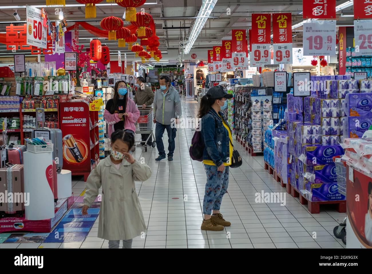 I consumatori cinesi acquistano in un supermercato Carrefour a Pechino, Cina. 06 ottobre 2021 Foto Stock