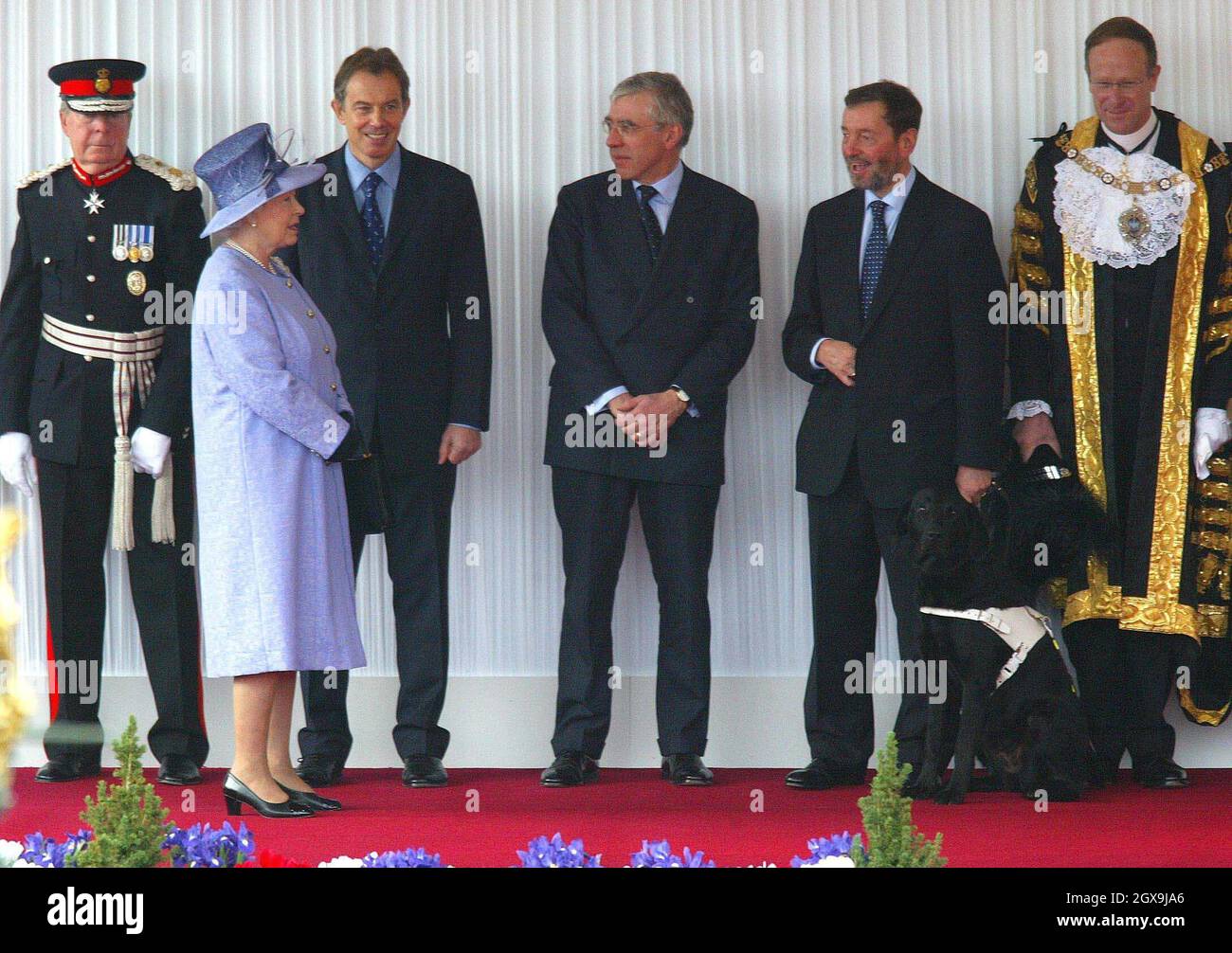 La regina Elisabetta II parla con il primo ministro Tony Blair, il segretario agli esteri Jack Straw e il segretario di casa David Blunkett, mentre attendono che il presidente degli Stati Uniti George Bush arrivi formalmente a Buckingham Palace per darle il benvenuto in Gran Bretagna all'inizio della sua visita di Stato. Â Anwar Hussein/allactiondigital.com Foto Stock