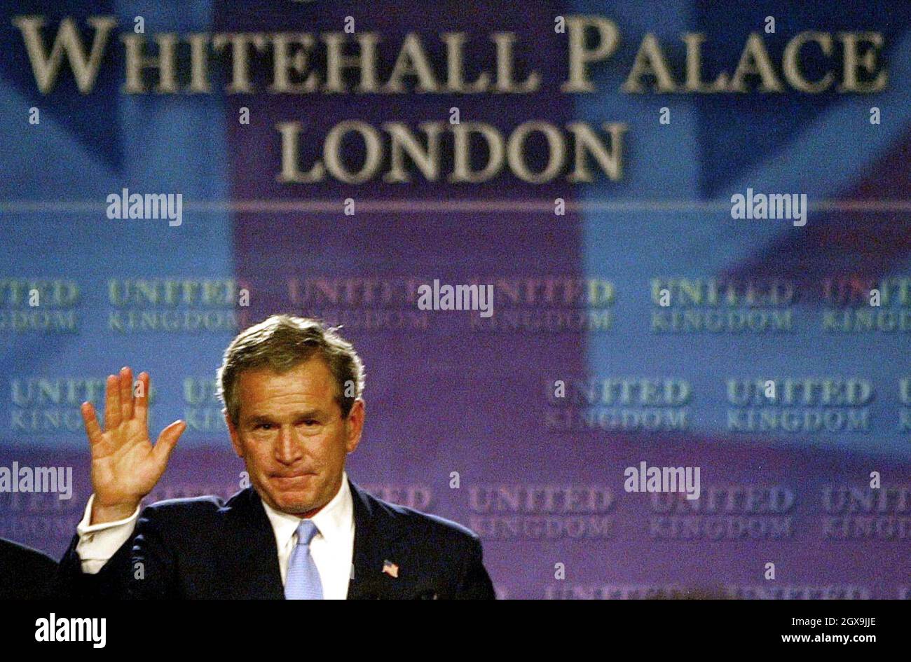 Il Presidente DEGLI STATI UNITI George Bush durante il suo discorso alla Banqueting House di Londra, dichiarò che i popoli britannici e americani erano uniti in una "alleanza di valori". Bush ha ricordato l'idealismo del suo predecessore Woodrow Wilson, l'ultimo presidente degli Stati Uniti a rimanere a Buckingham Palace, i cui appelli per la giustizia globale sulla scia della prima guerra mondiale hanno portato alla creazione della Lega delle Nazioni. Â Anwar Hussein/allactiondigital.com Foto Stock