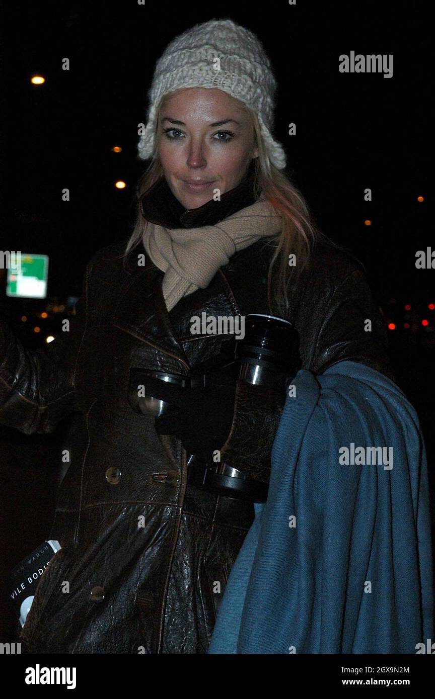 Tamara Beckwith che dorme in modo irregolare sulle strade di Marylebone per YMCA Englands campagna di Natale per raccogliere soldi per aiutare i giovani senzatetto fuori dalle strade questo inverno. Foto Stock