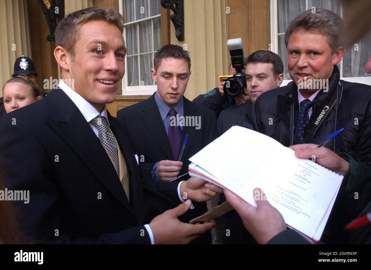 L'eroe inglese della Coppa del mondo di rugby Jonny Wilkinson, 24, a Buckingham Palace a Londra mentre espone il MBE (membro dell'Ordine dell'Impero britannico) che ha ricevuto dalla regina britannica Elizabeth II. Foto Stock