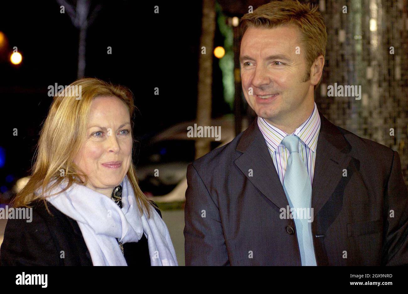 Jayne Torvill e Christopher Dean arrivano per la BBC Sports Personality of the Year 2003 che si tiene presso il BBC TV Centre di Londra. Foto Stock