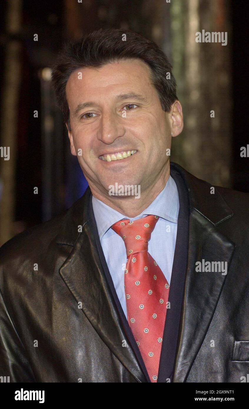 Sebastian Coe arriva per la BBC Sports Personality of the Year 2003 che si tiene presso il BBC TV Centre di Londra. Foto Stock