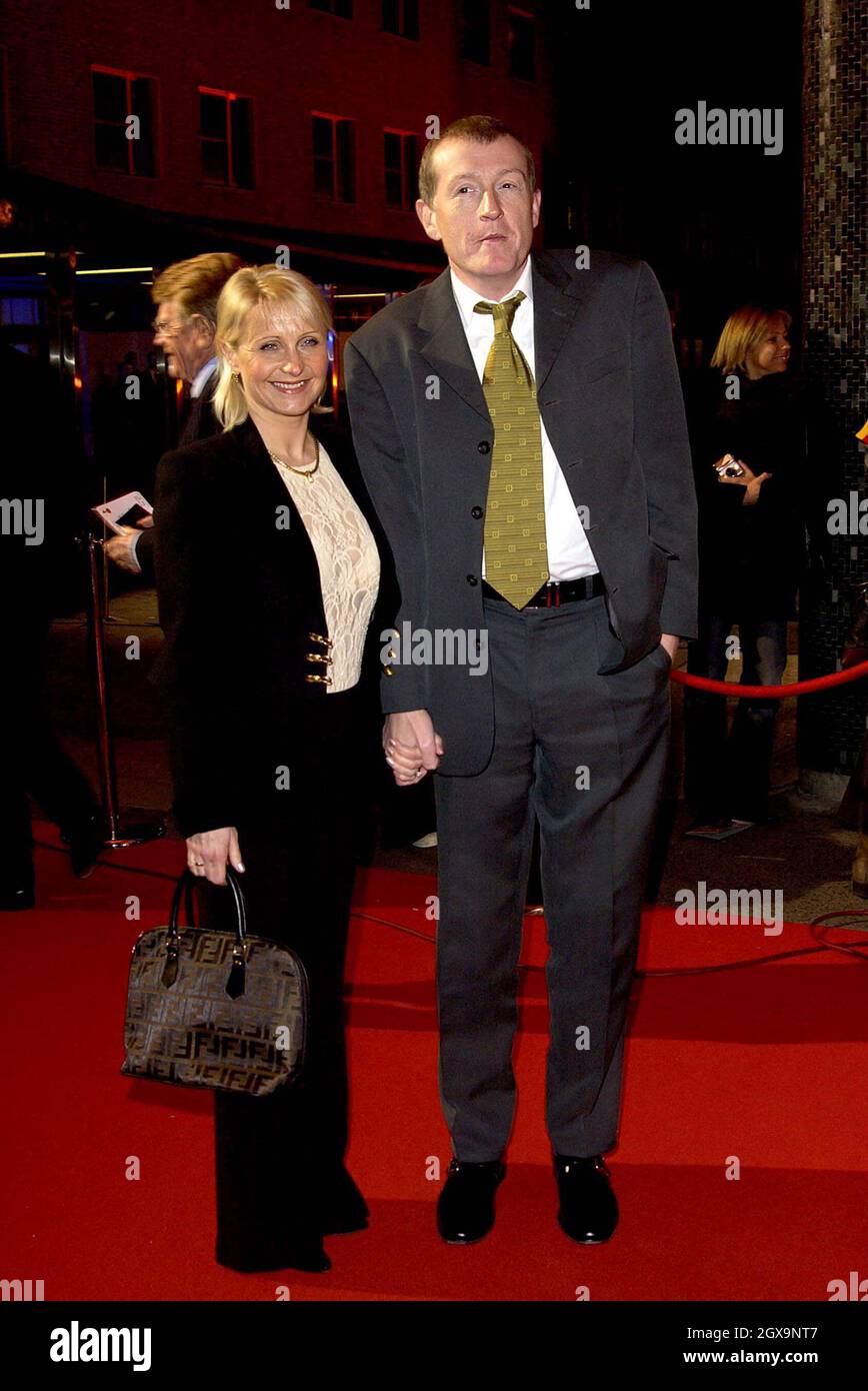 Steve Davis e partner arrivano per la BBC Sports Personality of the Year 2003 che si tiene presso il BBC TV Centre di Londra. Foto Stock