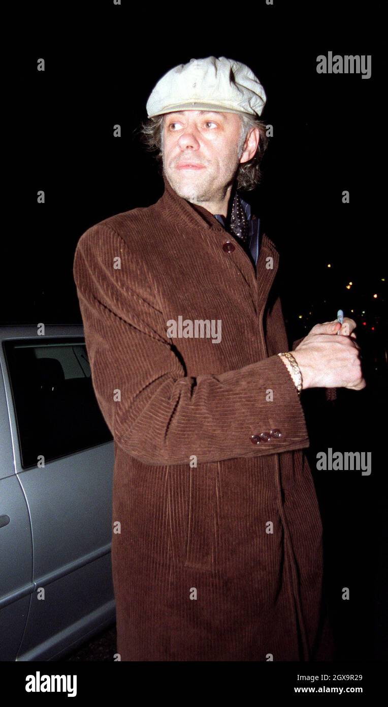 Bob Geldof fuori dal Londons Met Bar. Mezza lunghezza. cappellino. Cappotto marrone. Â roger ahl/allaction.co.uk Foto Stock