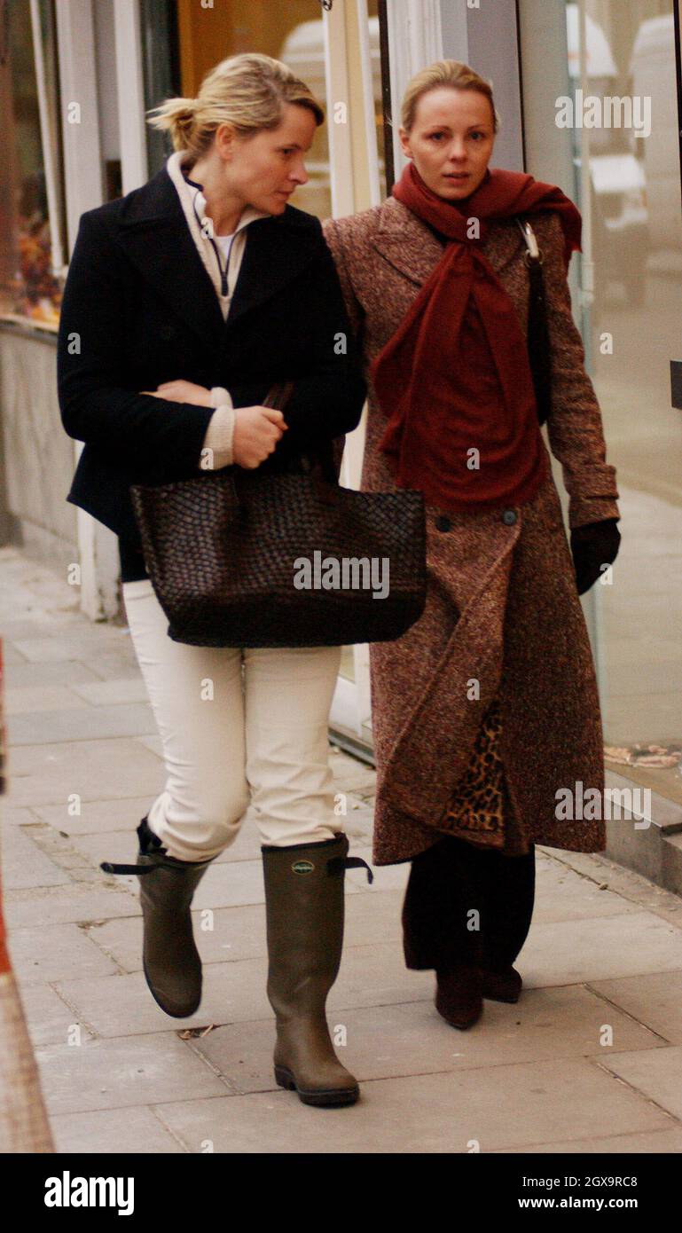 Princess mette Marit è shopping nella zona di Brompton Cross di Knightsbridge, Londra con un suo amico. È raffigurata indossando l'uniforme standard di un 'sloane Ranger'.....il verde stivali di welly e jodphurs. Foto Stock