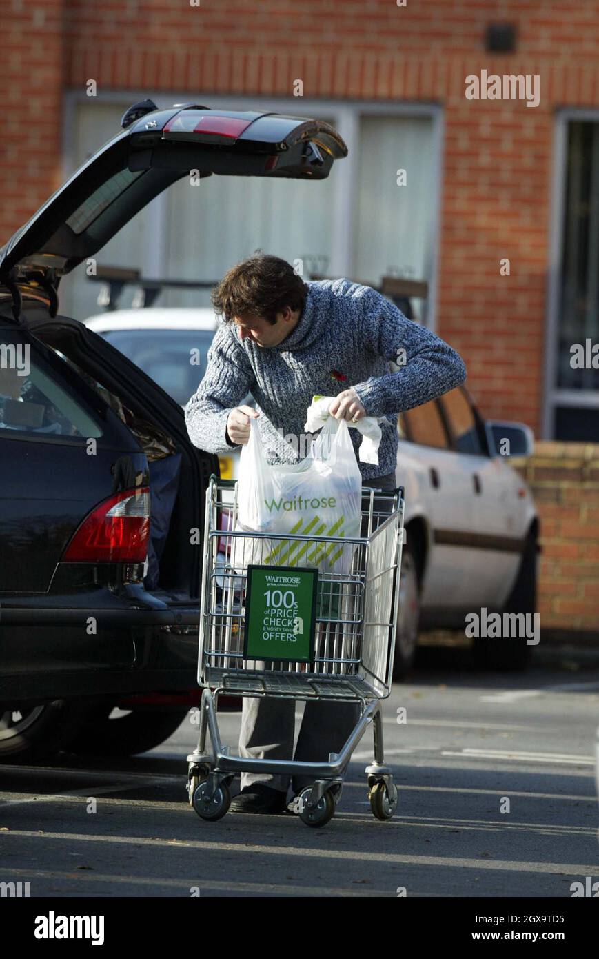 Ulrika Jonsson e il marito Lance Gerrard-Wright vanno shopping alimentare a Londra. Foto Stock