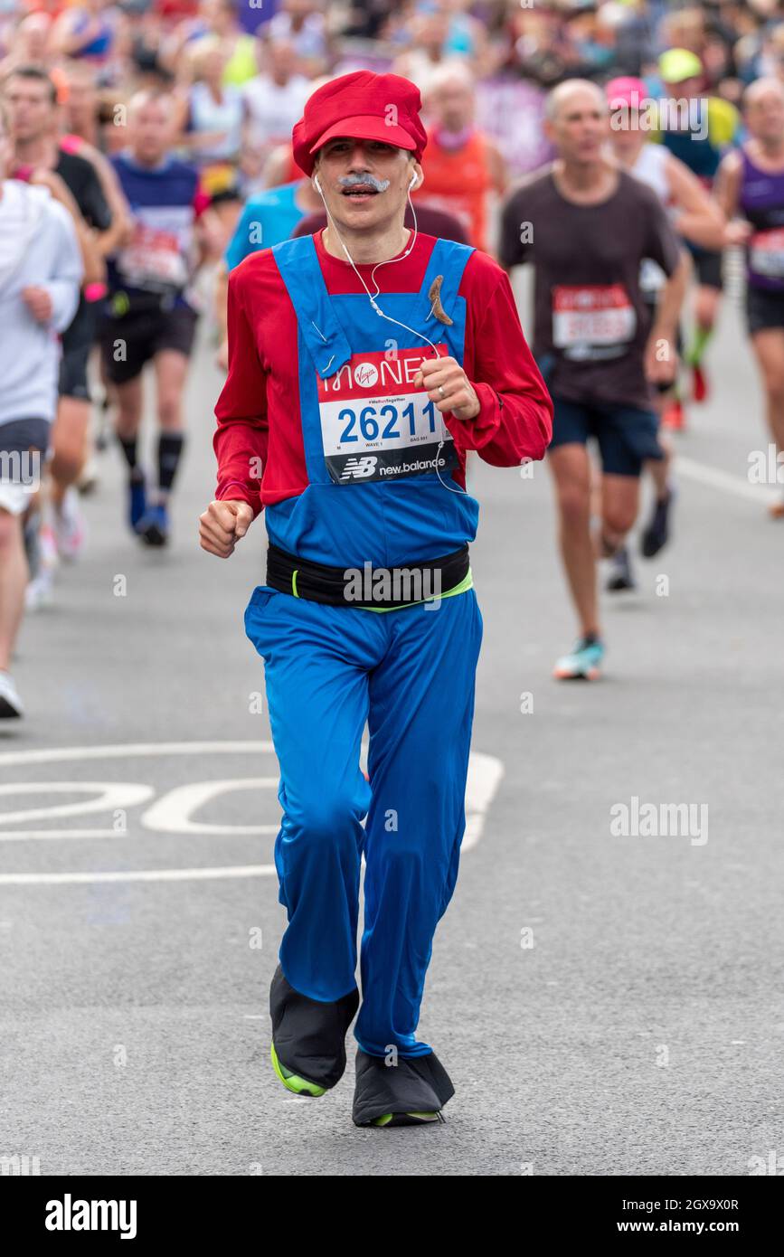 Elad Zelasko corre nella Maratona Virgin Money London 2021, a Tower Hill, Londra, Regno Unito, in costume Super Mario Brothers Foto Stock