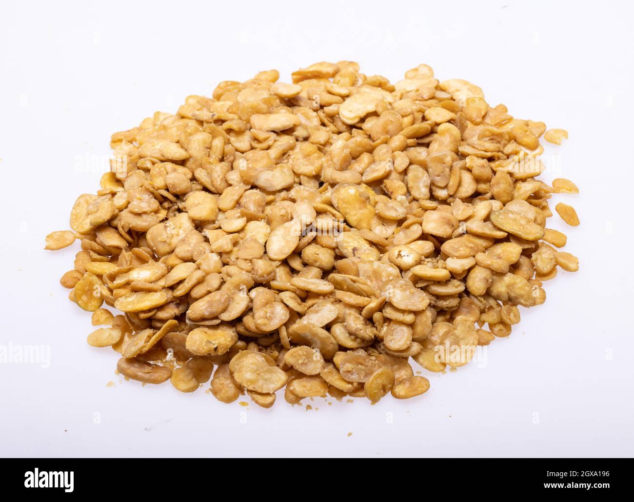 Fava arrosto e salato per un sano spuntino vegetariano e vegano. Alto in proteine, vitamine, fibre dietetiche e nutrienti Foto Stock