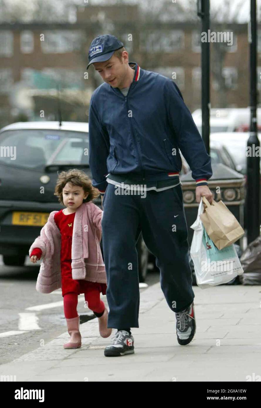 Damon Albarn tiene le mani con sua figlia dopo un viaggio di shopping a  West London Foto stock - Alamy