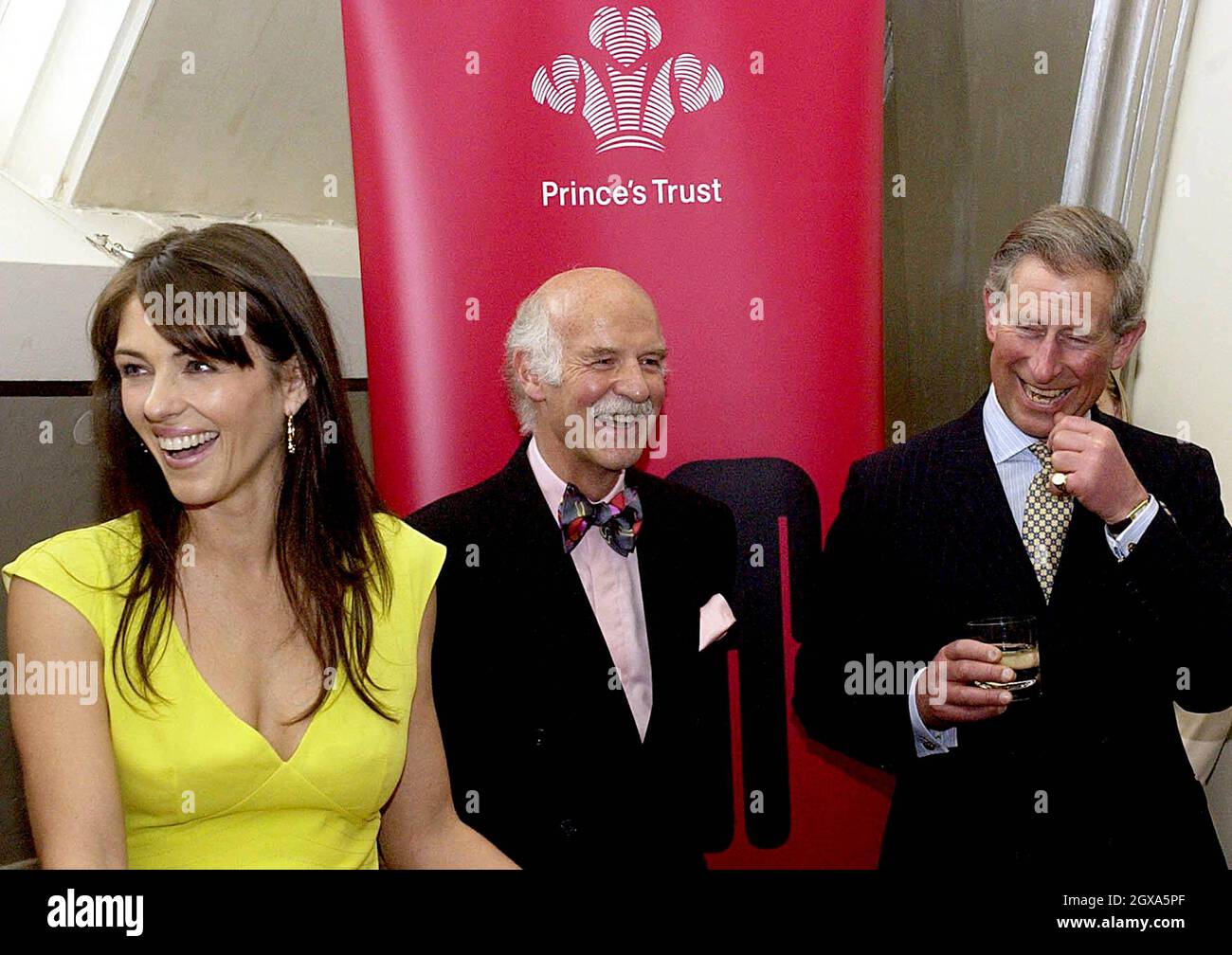 Il Prince of Wales (a sinistra) e Johnny Cameron (a destra) , il Chief Executive of Corporate Banking & Financial Matters della Royal Bank of Scotland, presentano i vincitori del Prince's Trust & Royal Bank of Scotland Group Business Award con un trofeo e si aggiudicheranno il St James's Palace di Londra. Foto Stock