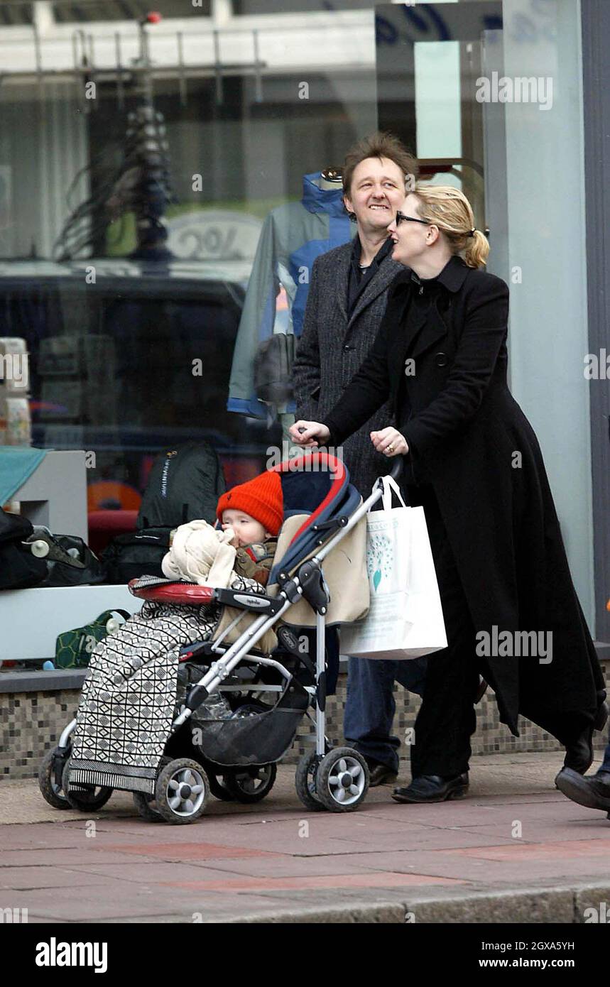 Cate Blanchett con suo marito Andrew e suo figlio Dashinell fuori shopping per mobili e antiquariato per la loro nuova casa di famiglia a Brighton. Cate si aspetta un nuovo arrivo in famiglia nel prossimo futuro e mentre tutti i suoi amici e colleghi di hollywood festeggiano gli Oscar 2004 a L.A. Cate è felice di essere con la sua famiglia stabilirsi nella loro nuova casa insieme. Foto Stock