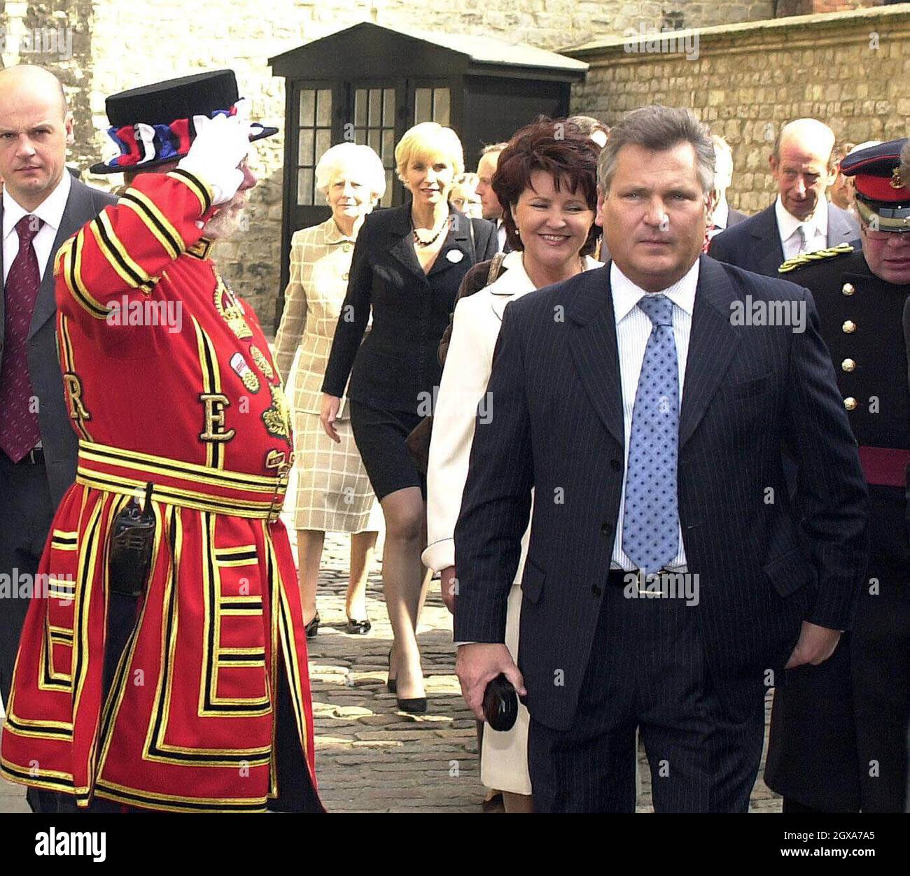 Il presidente polacco Aleksander Kwasniewski ispeziona le Guardie a Buckingham Palace, Londra. Foto Stock