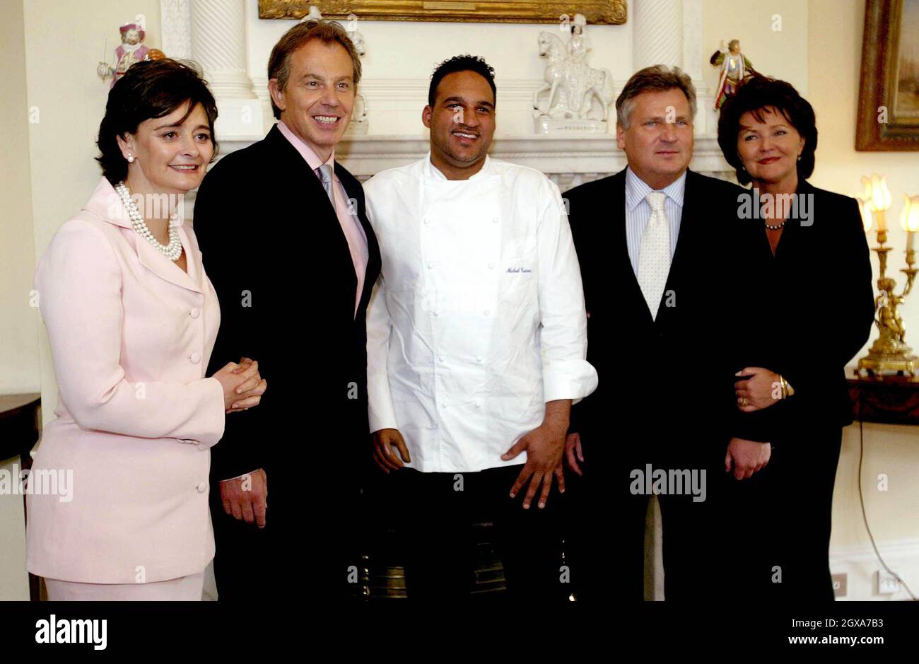 Tony Blair arriva a un banchetto di stato in onore del presidente polacco Aleksander Kwasniewski a Buckingham Palace, Londra. Foto Stock