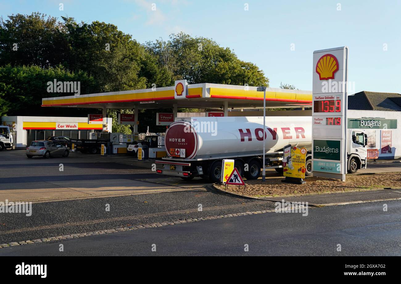 Una petroliera Hoyer effettua una consegna presso un distributore di benzina Shell a Basingstoke, Hampshire. Data foto: Martedì 5 ottobre 2021. Foto Stock