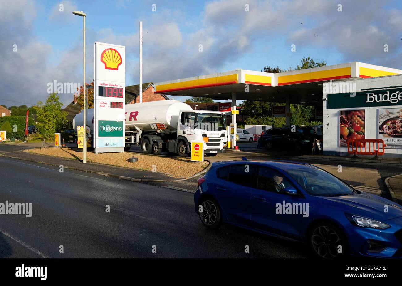 Una petroliera Hoyer effettua una consegna presso un distributore di benzina Shell a Basingstoke, Hampshire. Data foto: Martedì 5 ottobre 2021. Foto Stock