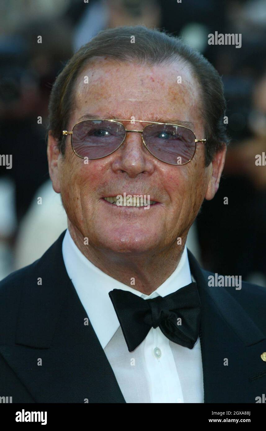 Roger Moore alla prima dei Ladykillers, parte del Festival del Cinema di Cannes 2004. Doug Peters/allactiondigital Foto Stock