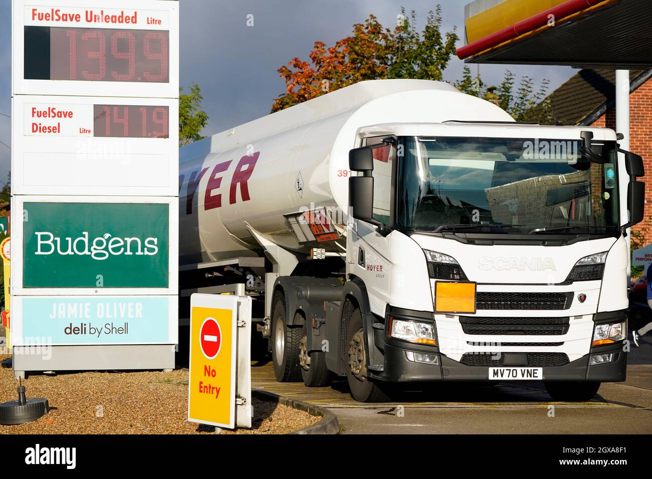 Una petroliera Hoyer effettua una consegna presso un distributore di benzina Shell a Basingstoke, Hampshire. Data foto: Martedì 5 ottobre 2021. Foto Stock