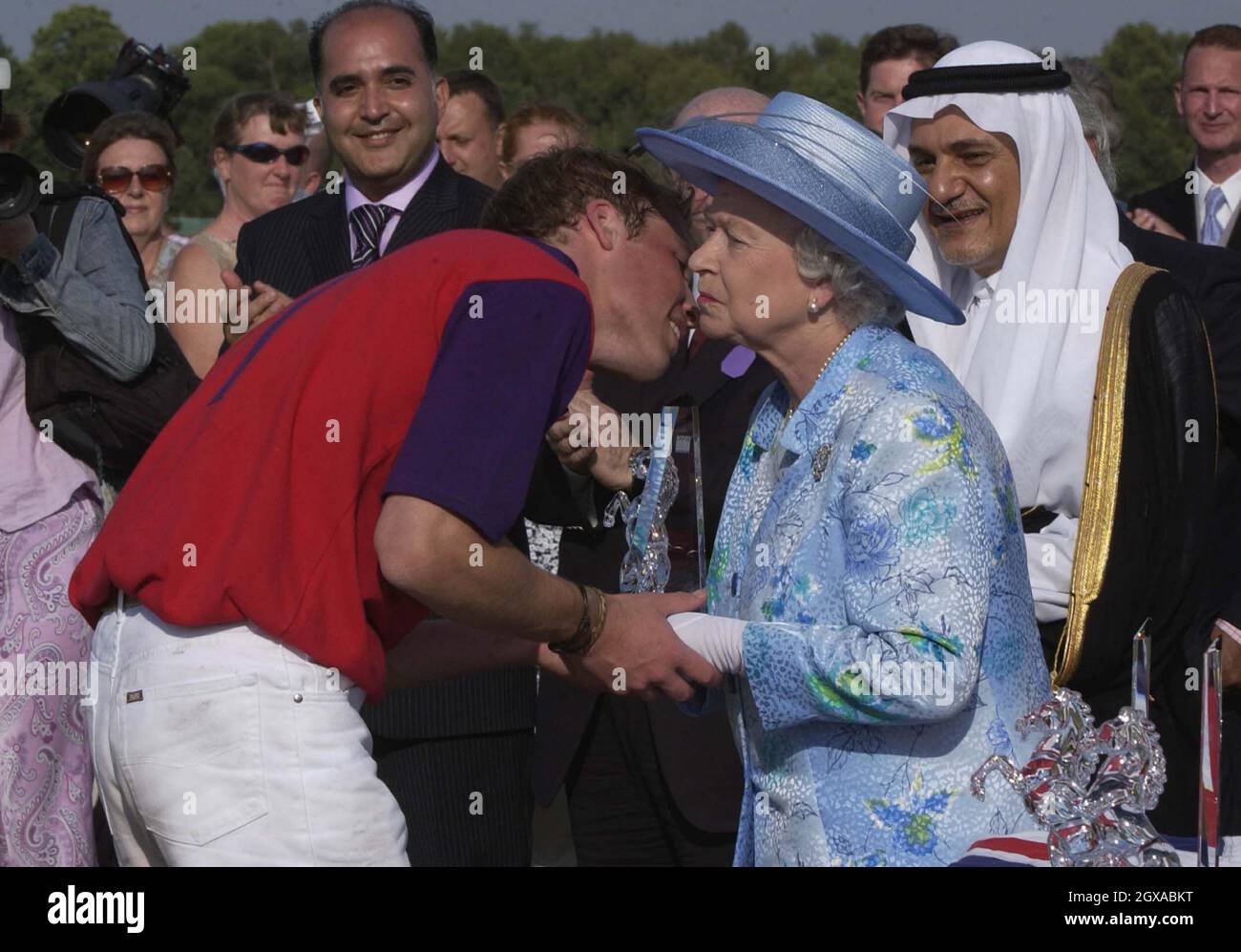 La regina Elisabetta 11 bacia il nipote Principe William ad una partita di  polo al Windsor Great Park dopo il secondo giorno di Royal Ascot  all'ippodromo Ascot nel Berkshire, Inghilterra. L'evento è