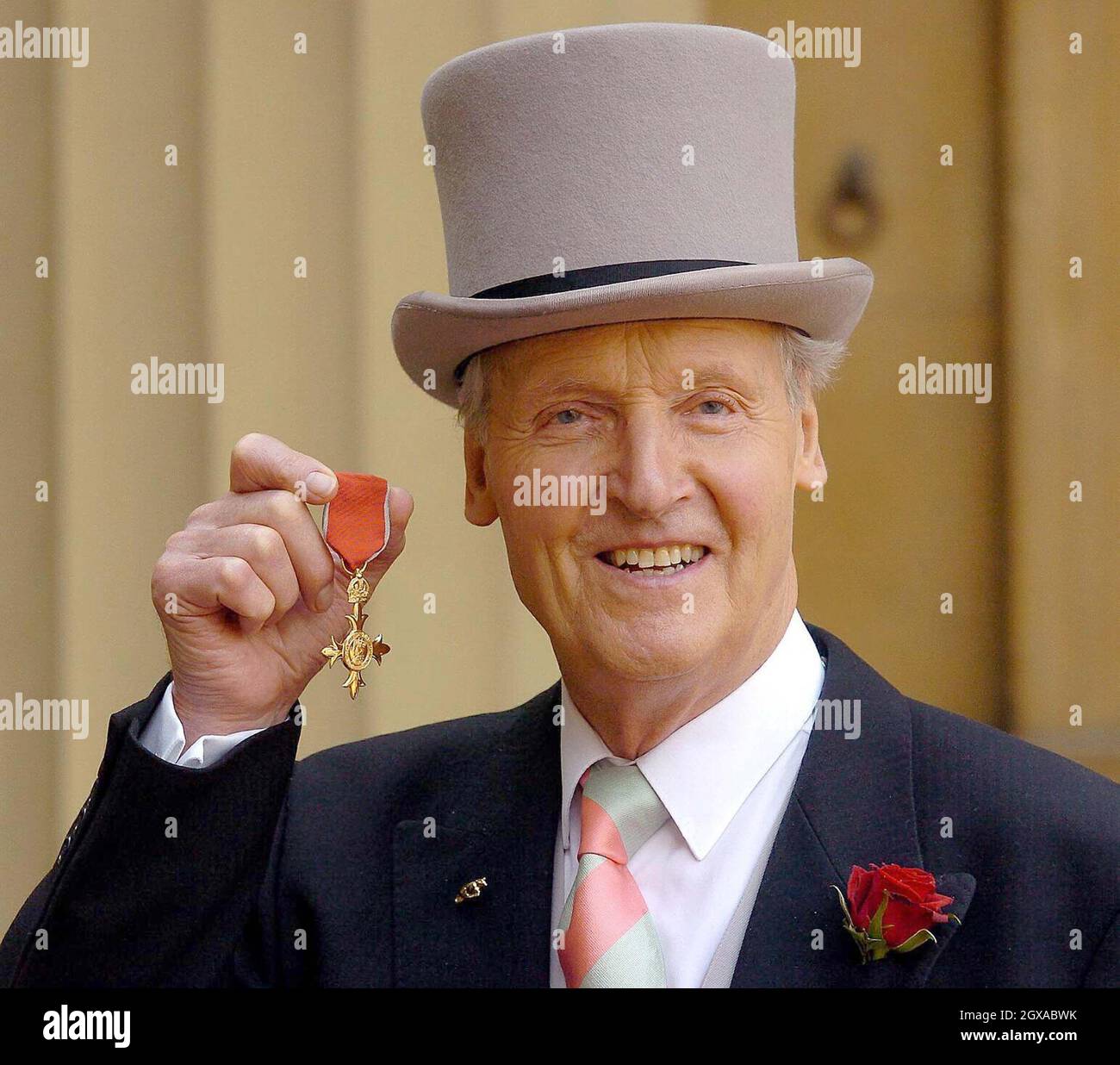 L'intrattenitore Nicholas Parsons dopo aver ricevuto un'OBE dalla regina HM  durante una cerimonia di investitura a Buckingham Palace, Londra Foto stock  - Alamy