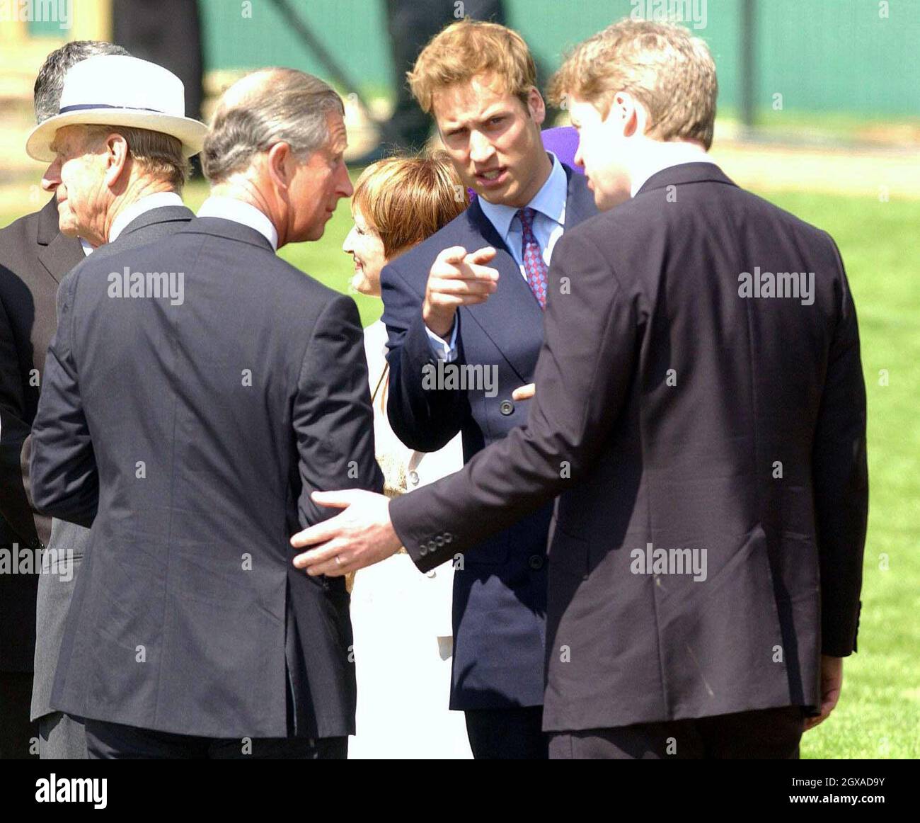 Earl Spencer , fratello di Diana, Principessa di Galles, parla con il Principe di Galles e suo figlio maggiore, il Principe William, all'apertura di una fontana costruita in memoria della principessa in Hyde Park di Londra. Foto Stock