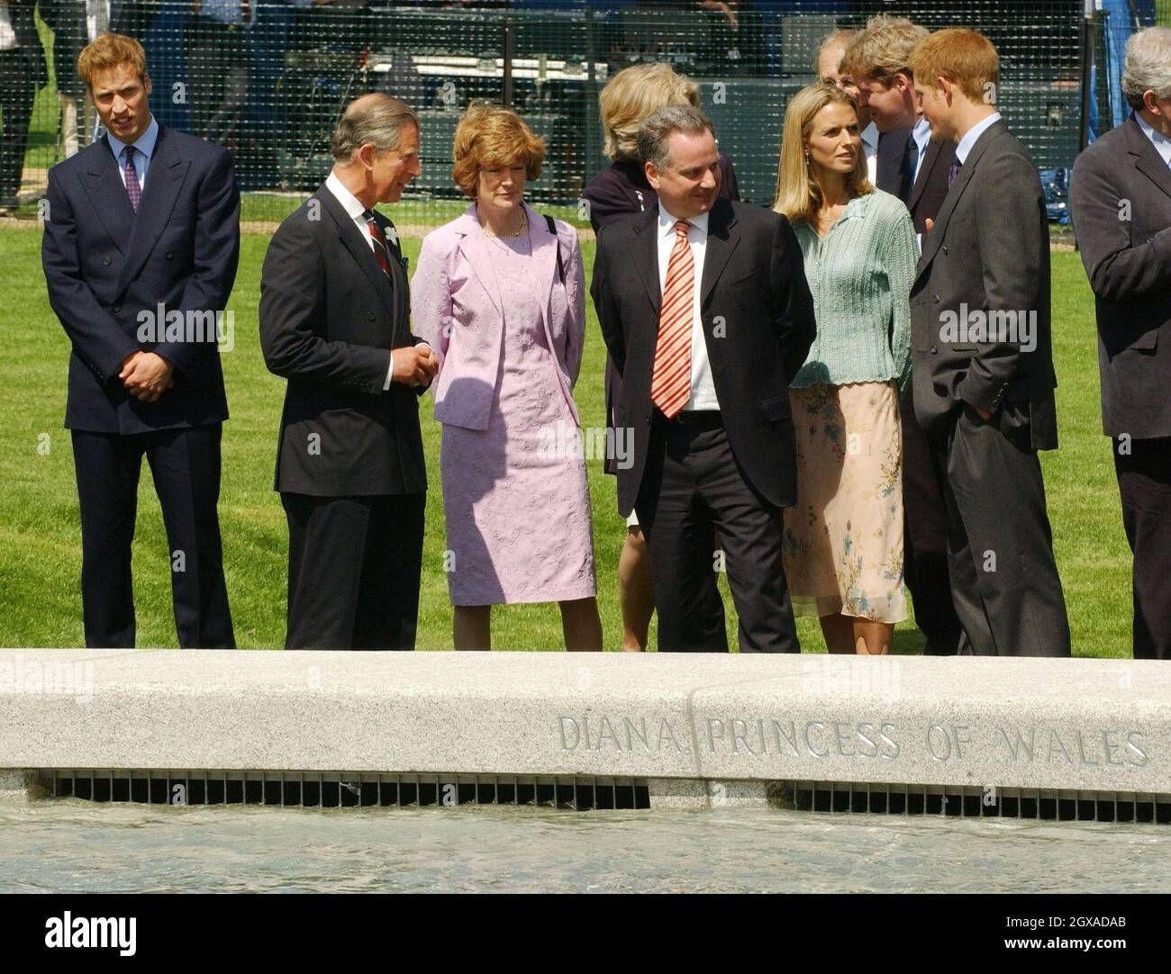 Il Principe William, il Principe del Galles, Lady Sarah Mc Corquodale il primo ministro scozzese di RT Hon Jack Mc Connell, la Contessa Spencer con Earl Spencer e il Principe Harry all'apertura di una fontana costruita in memoria di Diana Princess of Wales, in Hyde Park di Londra. Foto Stock