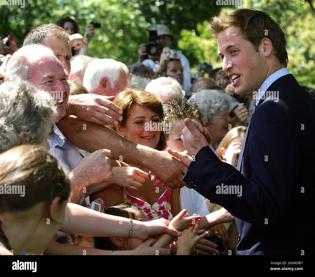 Il Principe William della Gran Bretagna saluta i wellwishers all'inaugurazione di una fontana costruita in memoria di Diana, Principessa del Galles, in Hyde Park di Londra. La creazione di Â€ 3.6 milioni a fianco della Serpentina è stata circondata da polemiche, con ritardi e un budget eccessivo di Â€ 600,000. La principessa morì in un incidente automobilistico a Parigi nell'agosto del 1997. Foto Stock